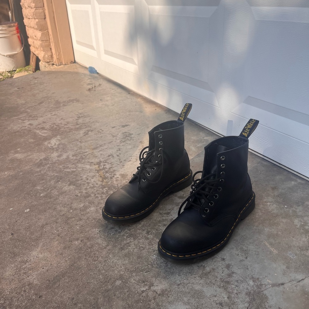 New bearly used doc martins smooth leather size 9 (they arnt platforms)